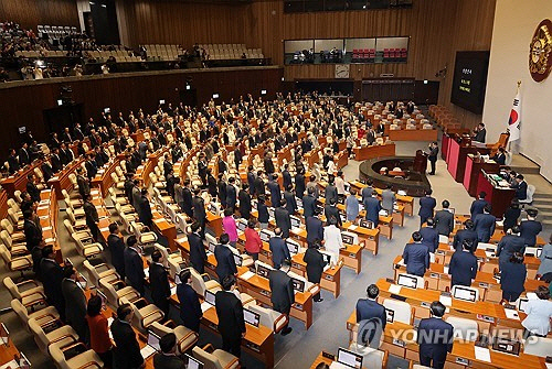 9일 국회 본회의에서 의원들이 국민의힘 비례대표 의원을 사직한 신원식 장관의 승계자 우신구 의원의 선서를 받고 있다. 연합뉴스